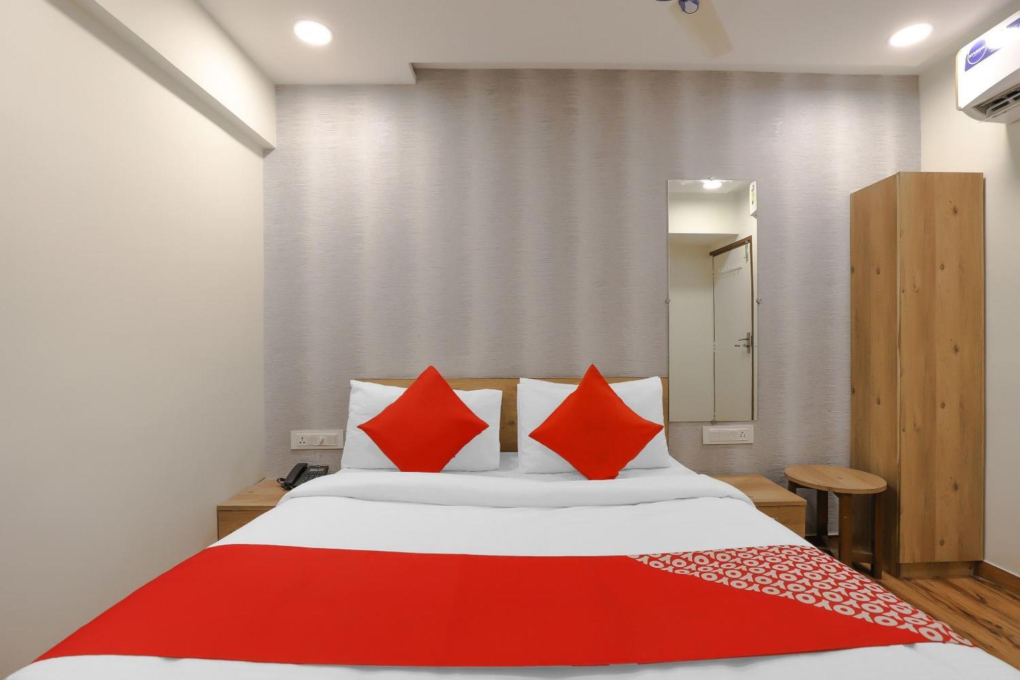 אחמדאבאד Oyo Hotel Shree Niwas מראה חיצוני תמונה