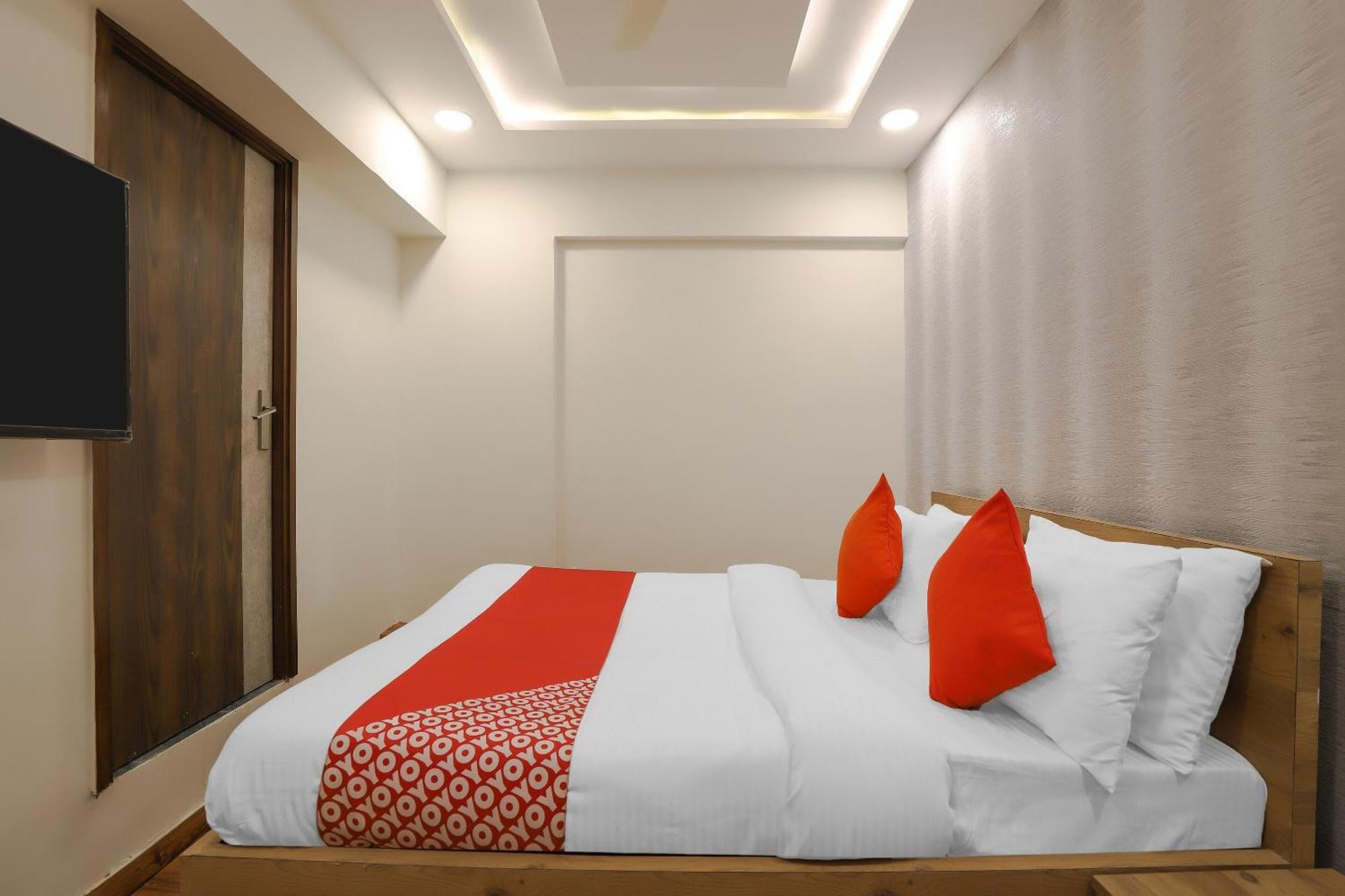 אחמדאבאד Oyo Hotel Shree Niwas מראה חיצוני תמונה
