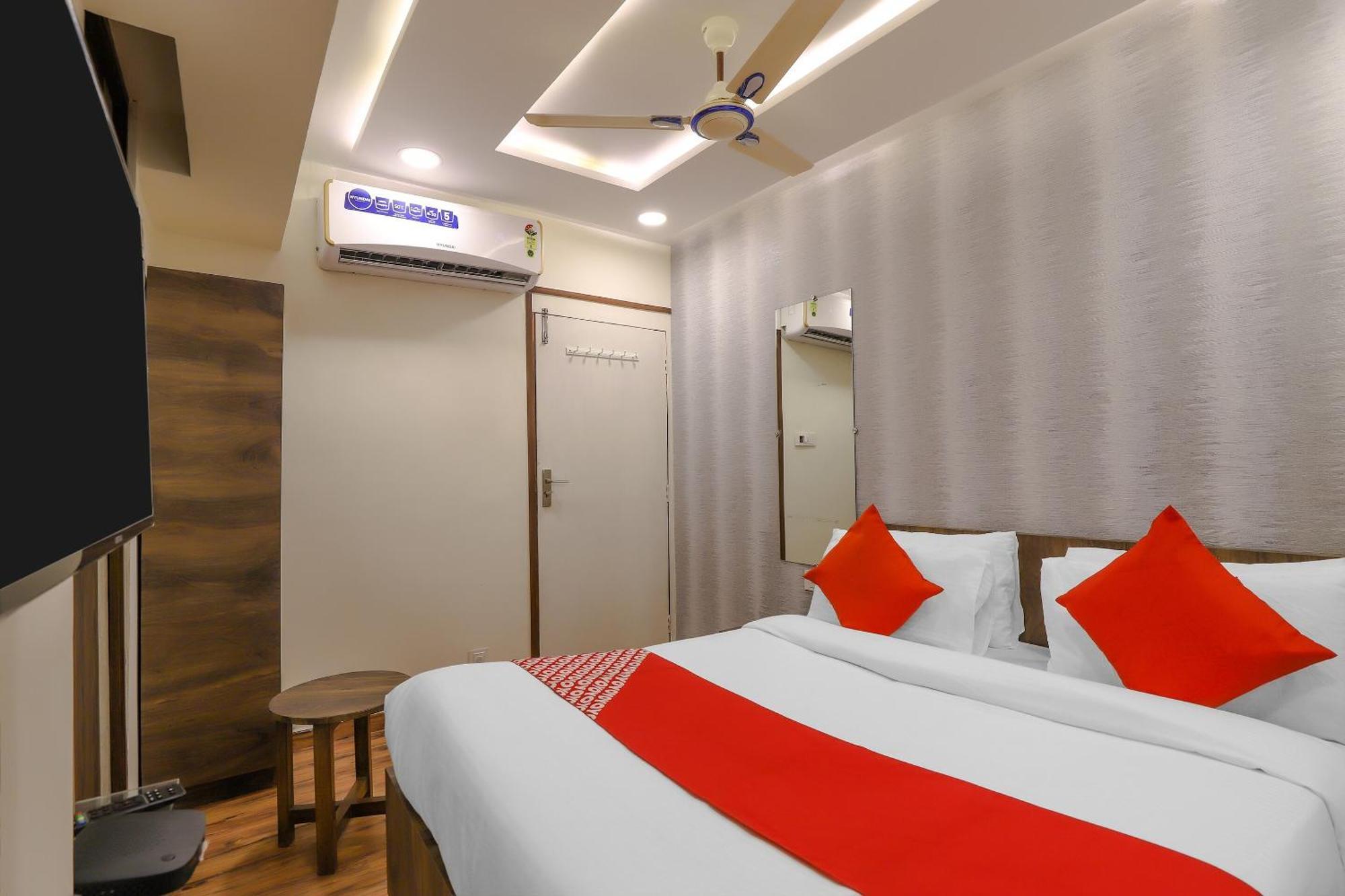 אחמדאבאד Oyo Hotel Shree Niwas מראה חיצוני תמונה