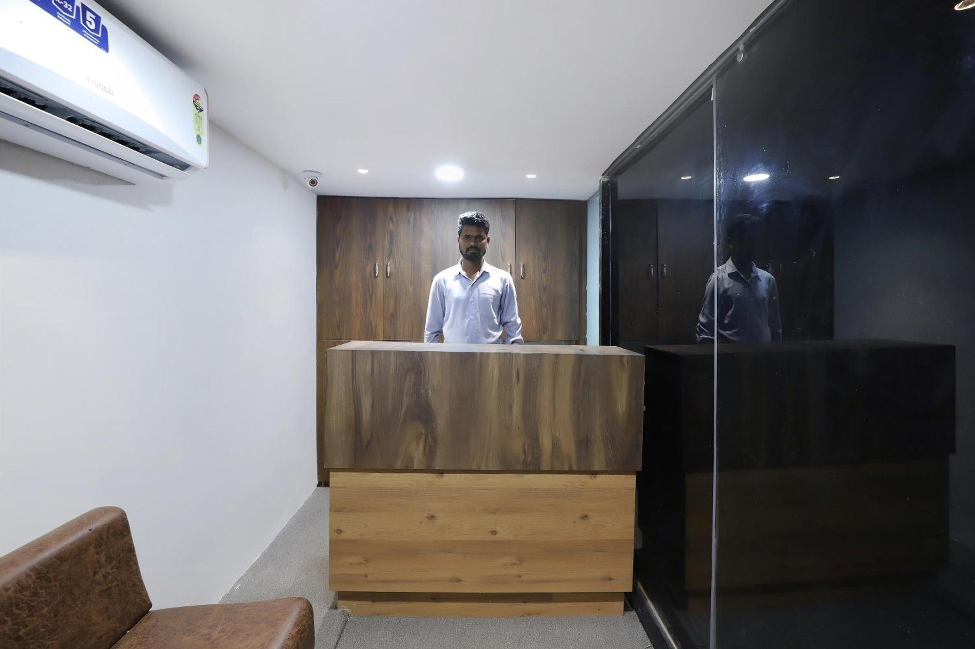 אחמדאבאד Oyo Hotel Shree Niwas מראה חיצוני תמונה
