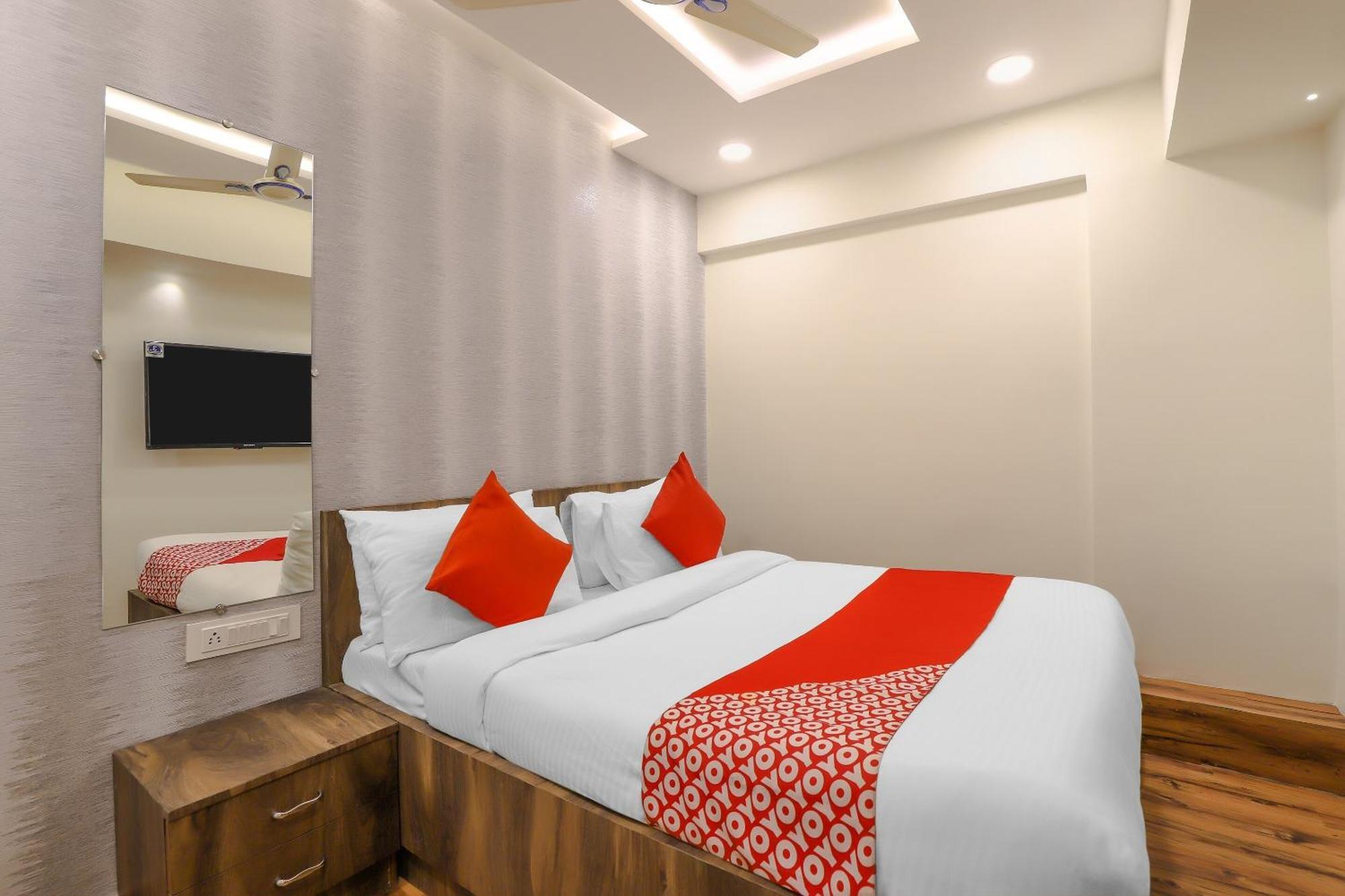 אחמדאבאד Oyo Hotel Shree Niwas מראה חיצוני תמונה